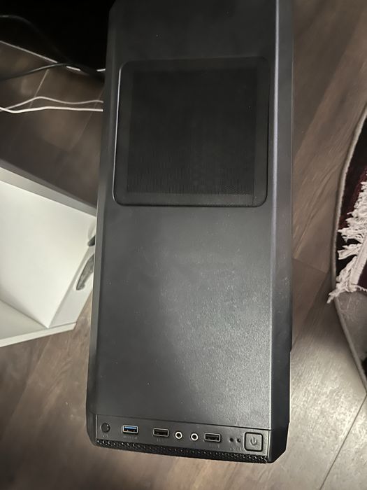 Calculator plus monitor si cablurile de care are nevoie