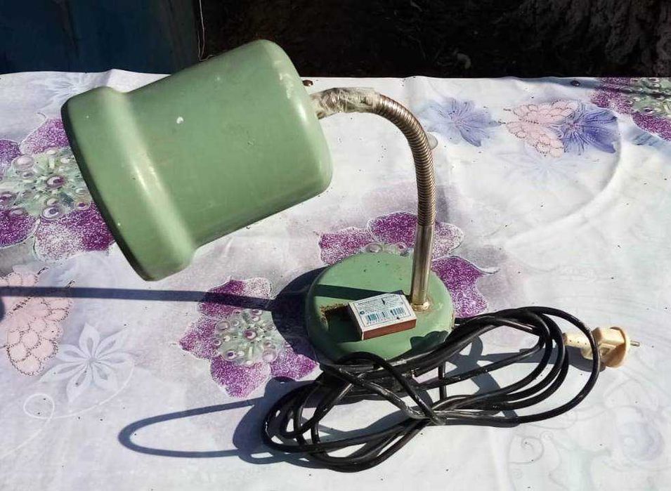 Продаётся настольный светильник СССР.