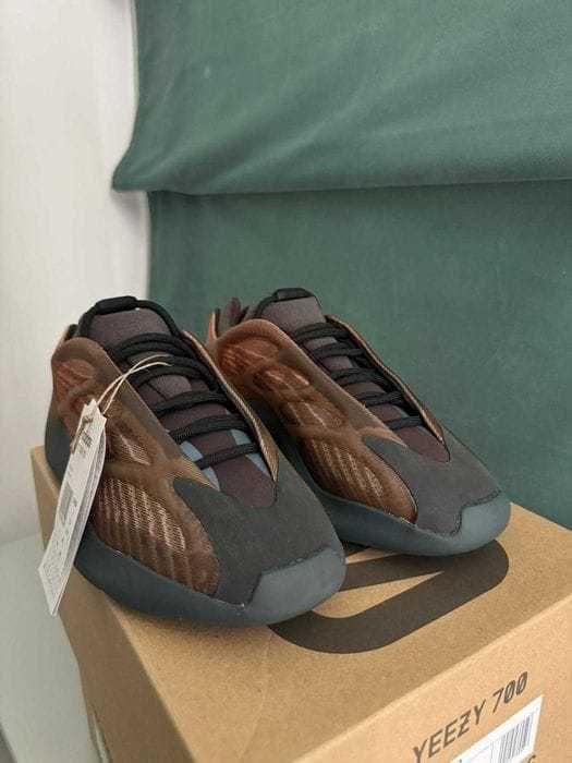 Vand Yeezy 700 v3