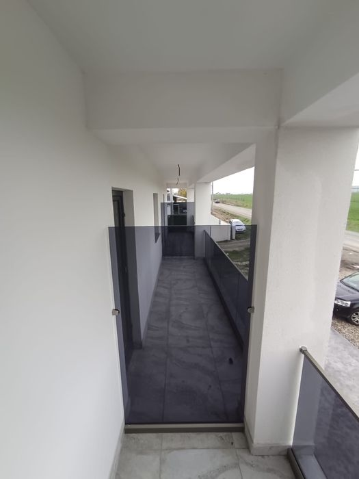 Balustrada din sticla securizata fixata in profil menghina