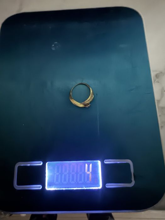 Золотое кольцо с бриллиантом