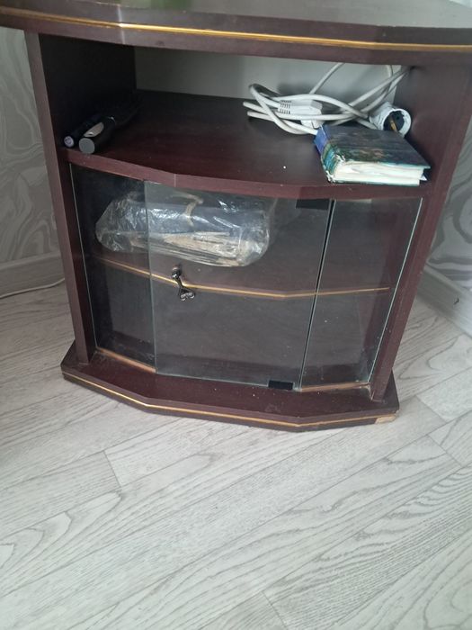 Продам тумбу  дверцы стекло