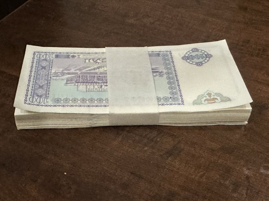Бузилмаган бир пачка 100 сумлик