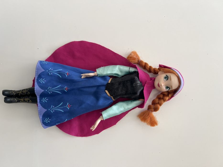 Disney Frozen Anna – păpușă cu ținută completă și pelerină