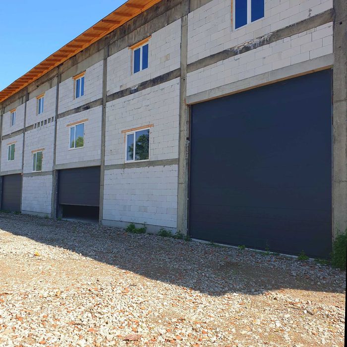Vindem și montăm uși industriale