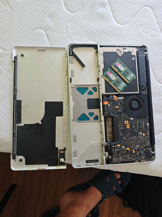 Apple MacBook Pro 13" A1278 fără HDD și baterie - PENTRU PIESE