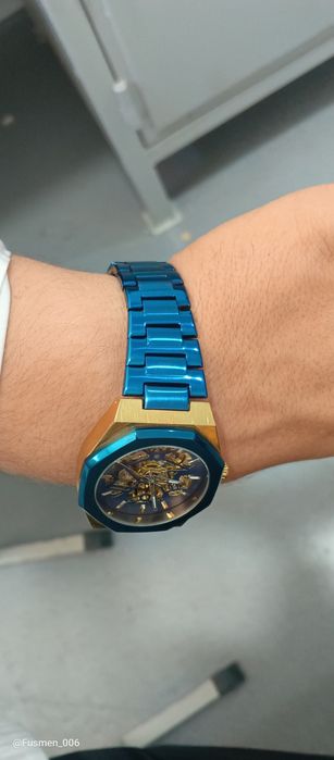 Soat qoʻl uchun zamonaviy koʻk rangda