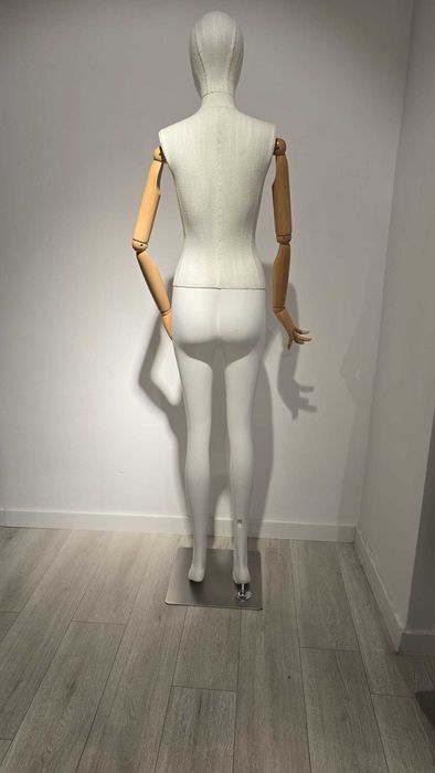 Manechine dama din fibra de sticla cu maini din lemn si tesatura in