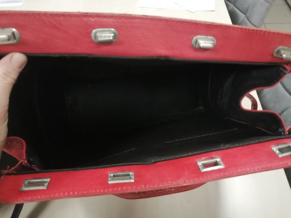 Geanta mărime medie spre mare foarte frumoasă și incapatoare