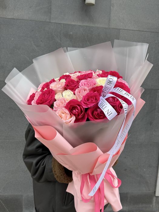 Розы белые, красные , розовые