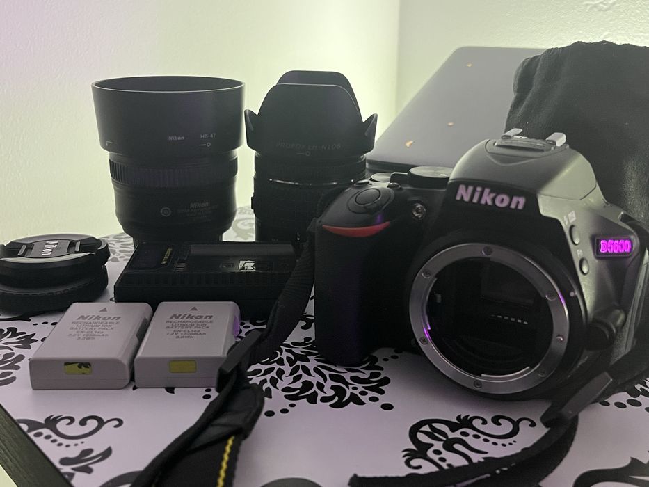 Nikon D5600 + 2 obiective + accesorii - ca nou