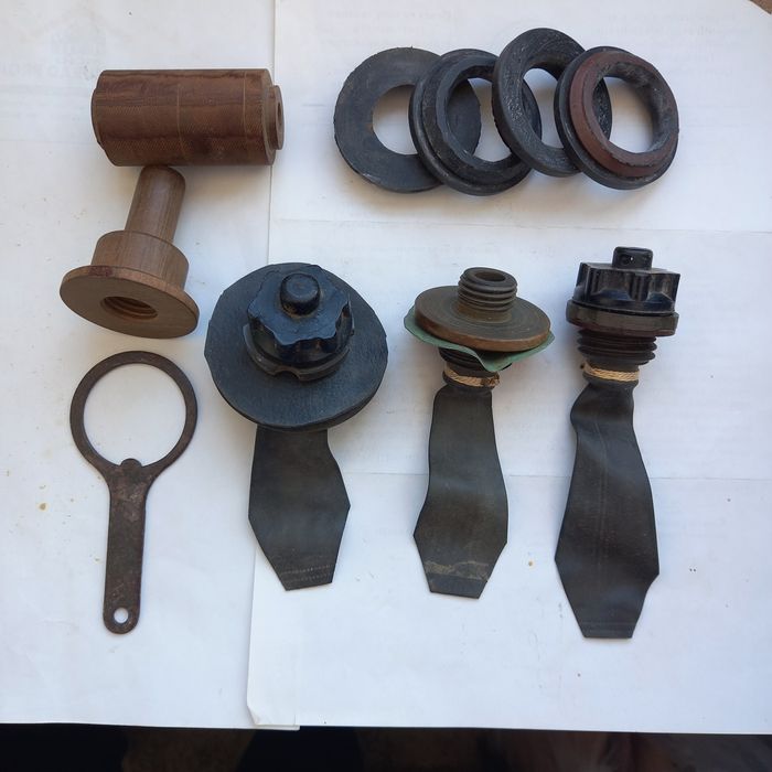 Вёсла,запаска для лодки, снасти,карта и