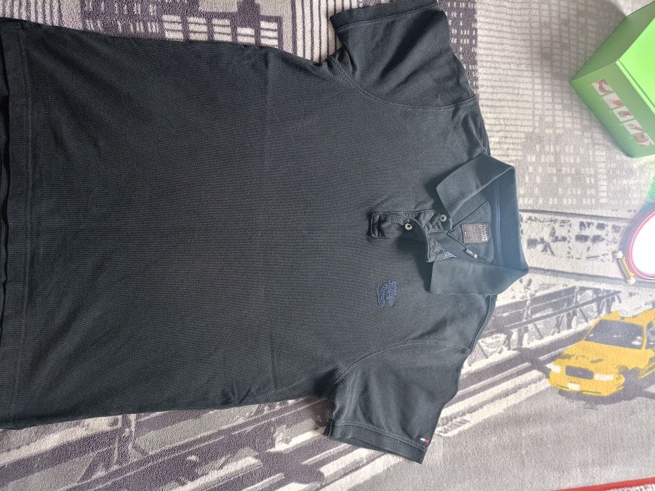 Vând tricou polo Tommy Hilfiger, produs de calitate superioara măr. L.