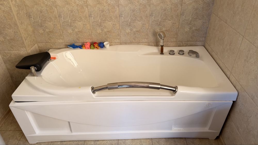 Продам ванную акриловую