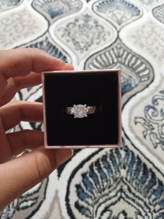 Kumush uzuk sotiladi