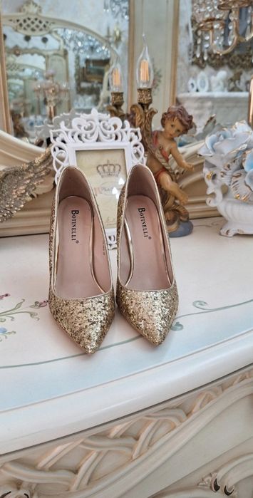 Pantofi aurii superbi