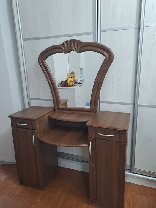 Трюмо с зеркалом