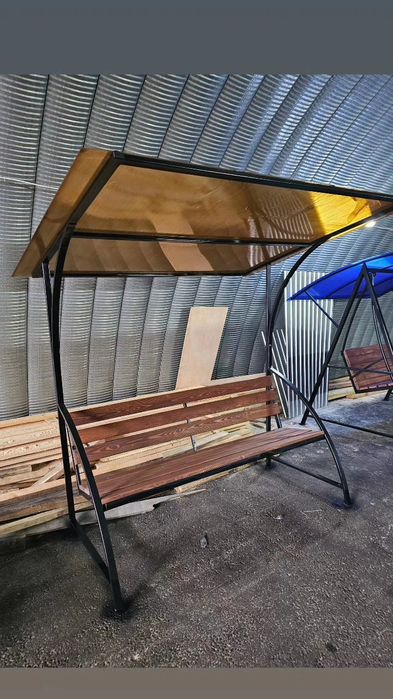 Лавочка с крышей