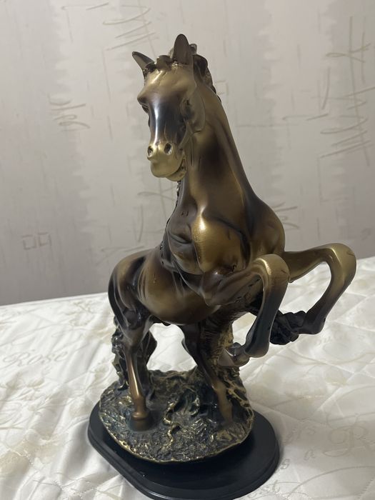 Продам сувенирную лошадь
