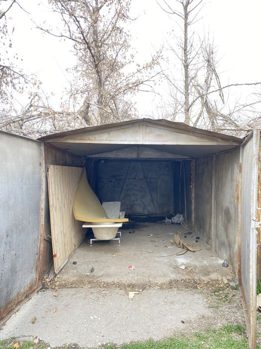 Железный гараж  .