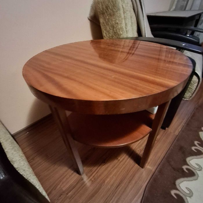 Masa rotunda  lăcuita