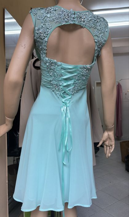 Официална рокля с ефектен гръб