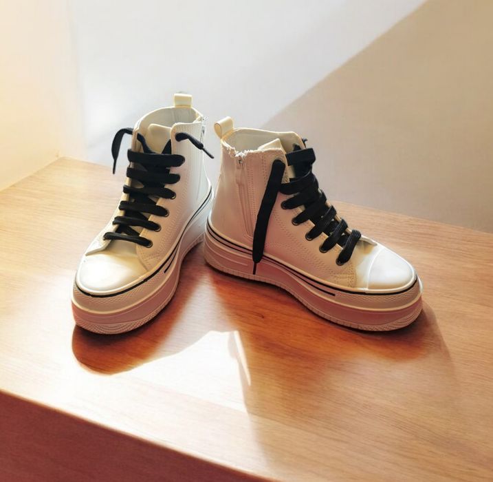 Дамски бели кецове