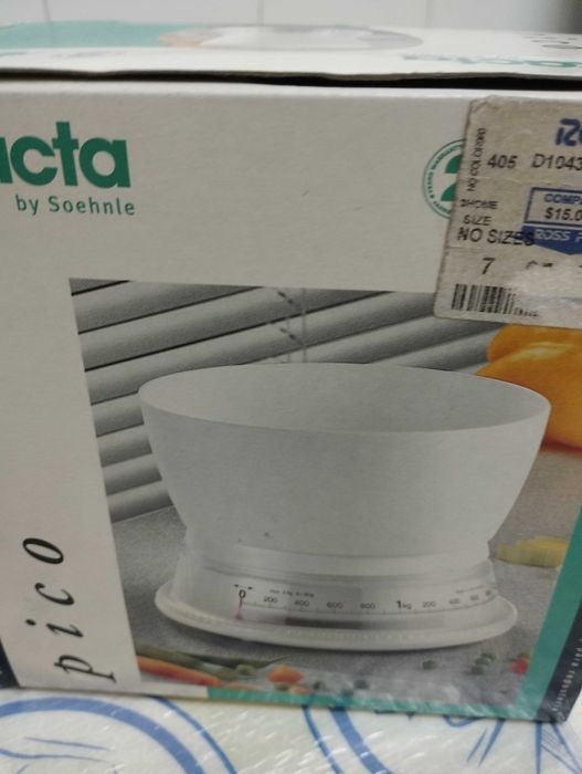 cântar de bucătărie Exacta by Soehnle, cu un design alb și un cadran care masoara cu precizie in kg si lb
