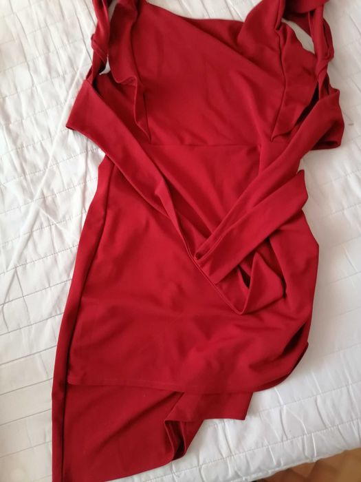 Червена рокля с гол гръб