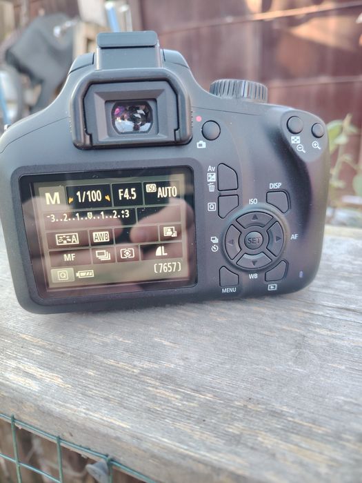 Canon EOS 4000D cu obiectiv EF S 18-55 cu stabilizare de imagine