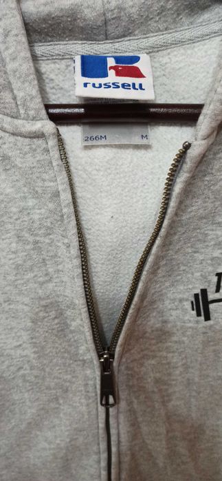 дамско яке Anti Blue р-р М-35 лв; дамски суитчър Russell р-р М-18 лв.