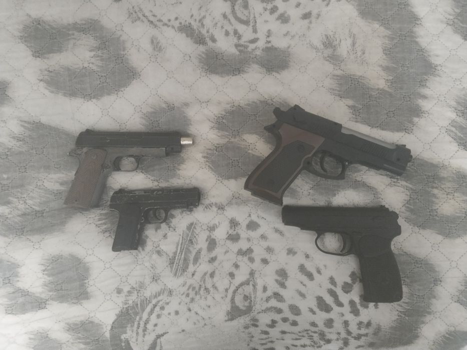 Продам пистолеты игрушечные Б/у