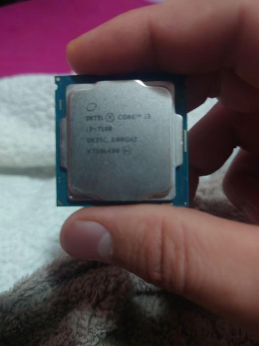 Intel Core i3-7100, generația a 7-a (Kaby Lake), socket LGA 1151.
Frecvență 3.9 GHz, 2 nuclee / 4 fire.