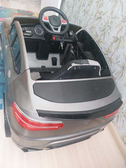 Продам детскую машину на аккумуляторе