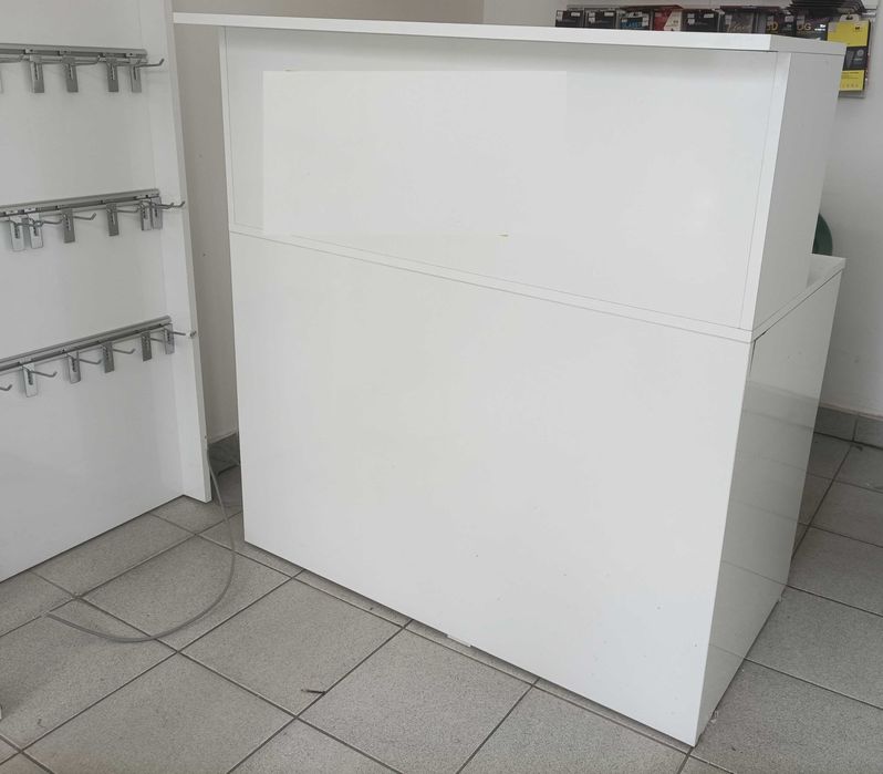 Мебели бял лак за магазин