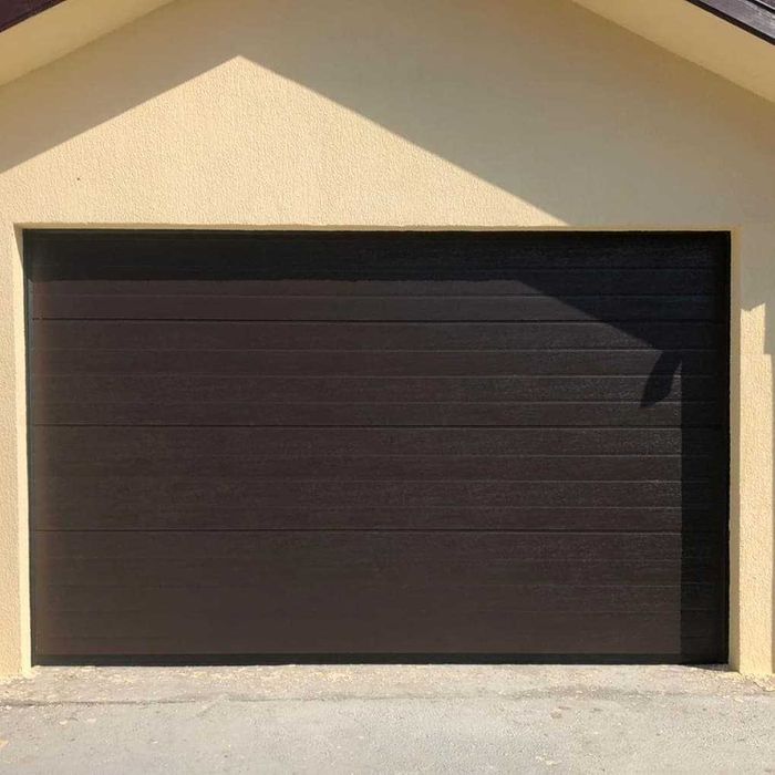 Usa de garaj la comanda