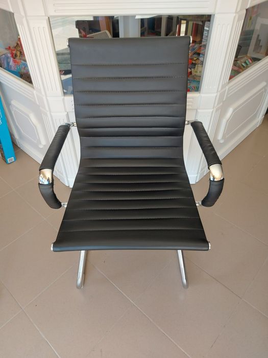 Посетителски кожен стол- 3 броя. Отлични