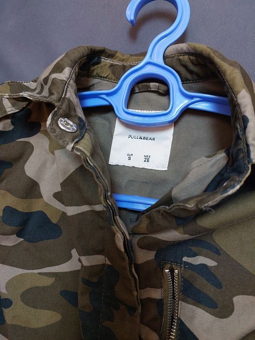 Камуфляжная джинсовая куртка Pull & Bear