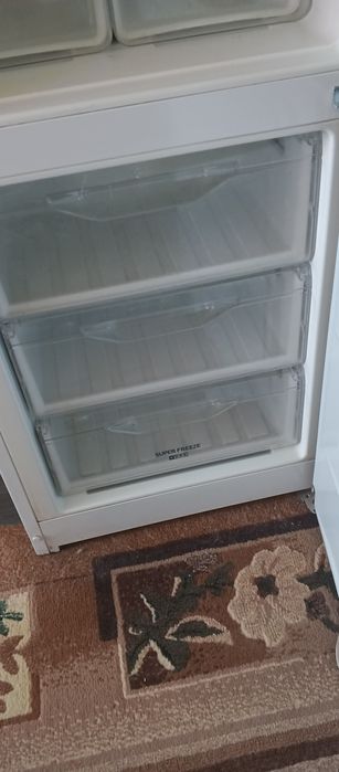 Холодильник  бу работает
