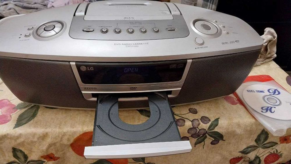 Продам магнитофон LG 4в1 Радио, кассеты, CD, mp3, Dvd