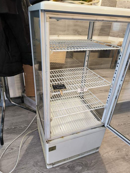 Вертикална витрина за десрти!