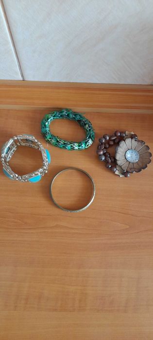 Дамски гривни 3 броя заедно с дамски часовник също гривна.