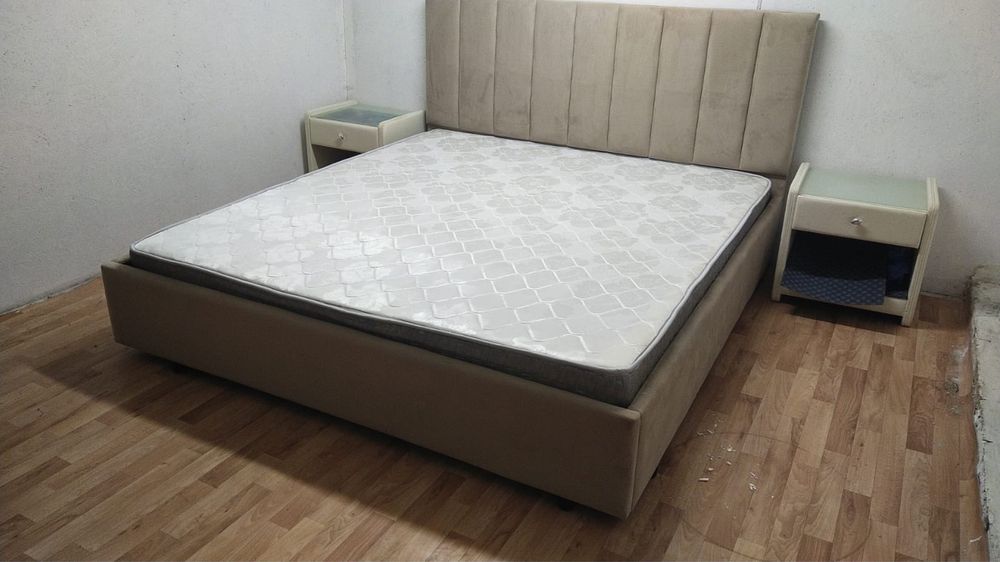 Двуспальная кровать с матрасом