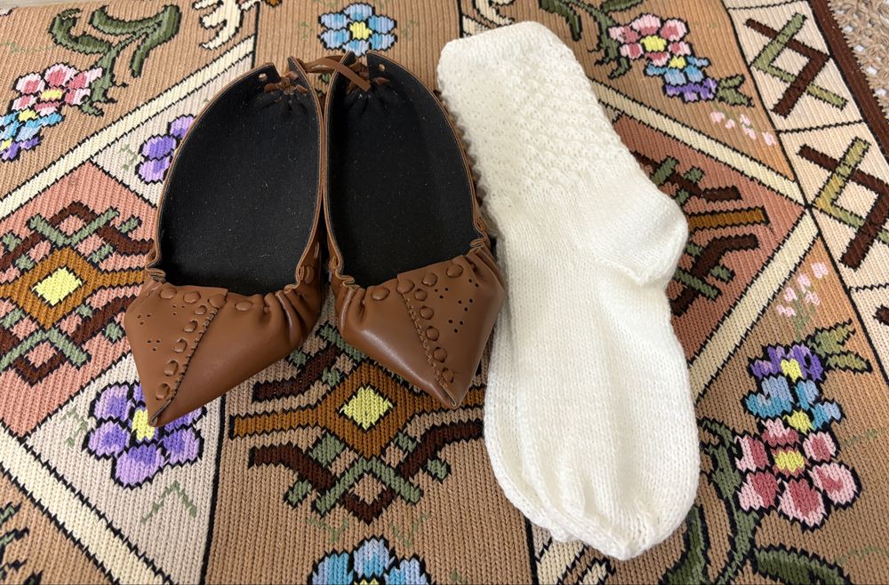 Opinci din piele naturală cu sosete crusetate manual