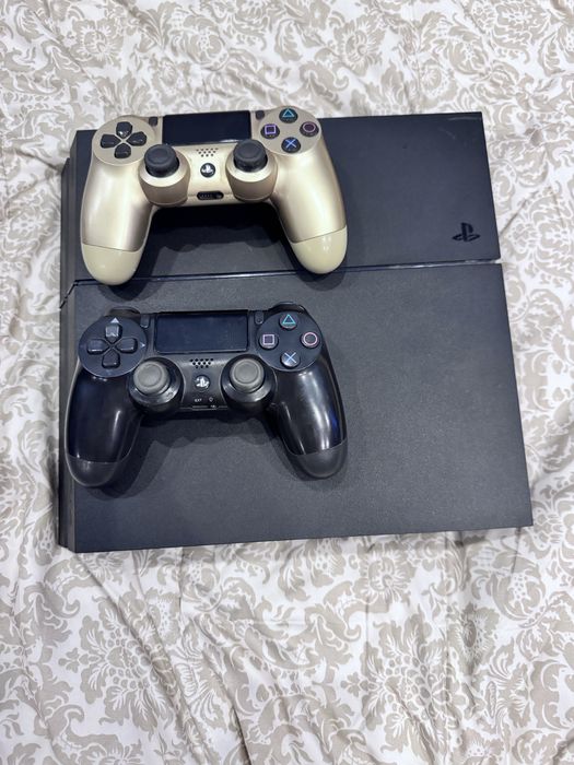 продается прошитая пс4 с двумя геймпадами и диском  1 ТБ