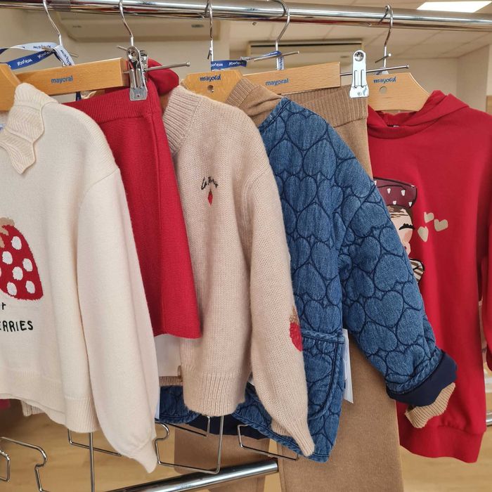 Продават се ЗАПАЗЕНИ  и НОВИ детски дрехи за момиченца