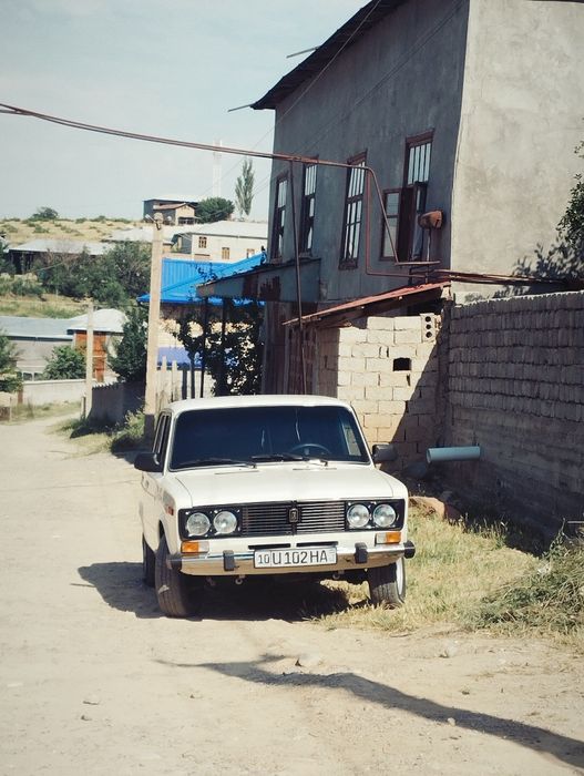 Mashina sotiladi.kelishidigan joyi bor .3500 $$$. Sunatiga oʻtib ber.