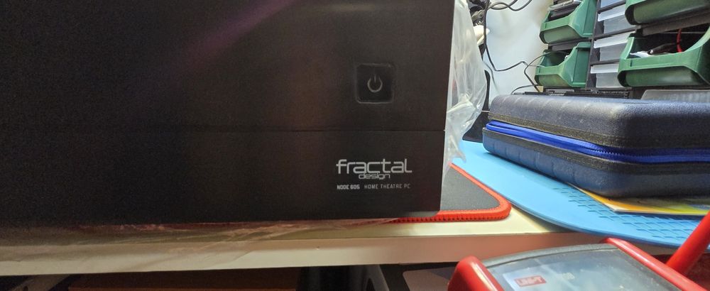 Vand carcasa Pc Fractal Node 605 folosită.