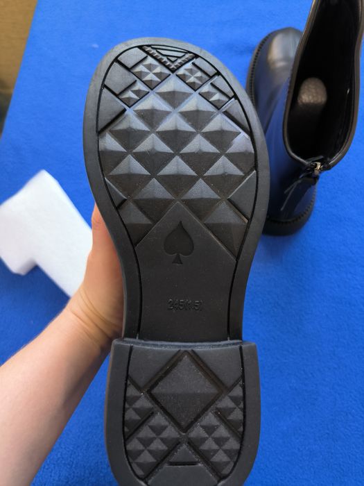 Продам новые женские ботинки