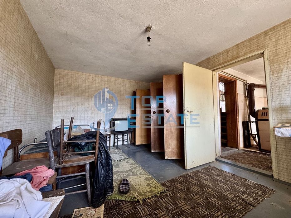 Масивна тухлена къща с кладенец и голям двор в село Ново Градище, обл